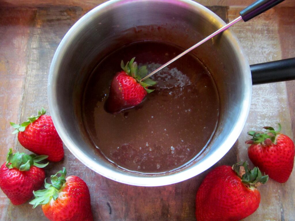 date nights in quarantine, homemade chocolate fondue, how to make chocolate fondue at home